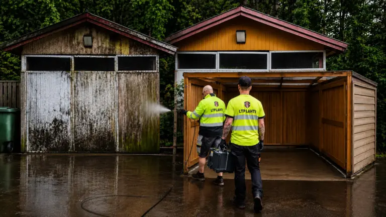 Jätekatoksen pesu